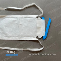 Mengisi beg ais untuk penyejukan kecederaan